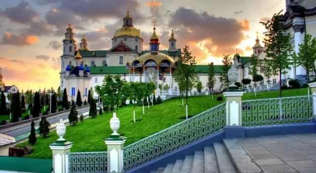 Поліція перевіряє законність хресної ходи до Почаївської лаври Поліція перевіряє законність хресної ходи до Почаївської лаври