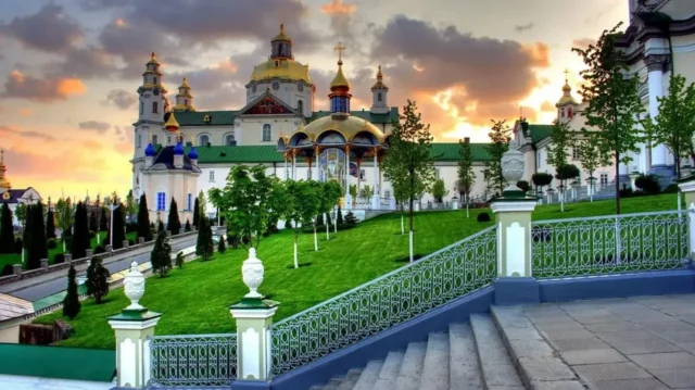 Поліція перевіряє законність хресної ходи до Почаївської лаври Поліція перевіряє законність хресної ходи до Почаївської лаври