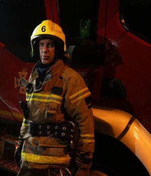 У Києві на Оболоні після удару балістикою загорілась 20-поверхівка