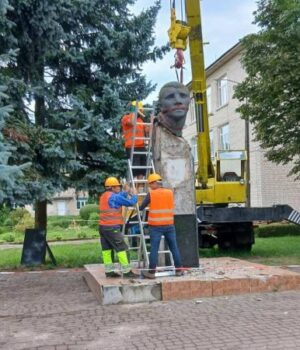 У-селищі-на-Волині-демонтували-радянський-пам’ятник