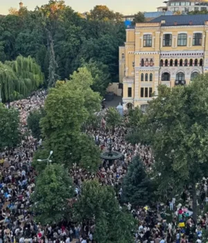 Відео: у Києві біля театру Франка 21-й день тривають мітинги за Михайла Федорова
