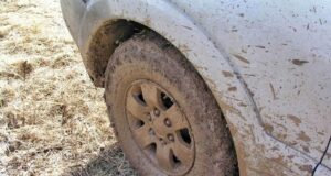 Як вибратися з багнюки на автомобілі: названо простий предмет у салоні, що може допомогти Як-вибратися-з-багнюки-на-автомобілі:-названо-простий-предмет-у-салоні,-що-може-допомогти