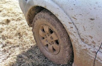 Як вибратися з багнюки на автомобілі: названо простий предмет у салоні, що може допомогти Як-вибратися-з-багнюки-на-автомобілі:-названо-простий-предмет-у-салоні,-що-може-допомогти