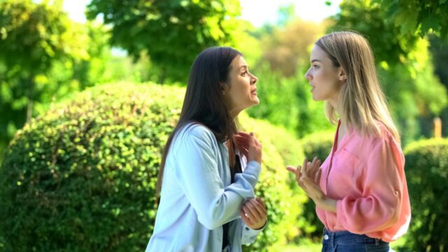 Люди постійно перебивають інших не через грубість: причини набагато глибші Люди-постійно-перебивають-інших-не-через-грубість:-причини-набагато-глибші