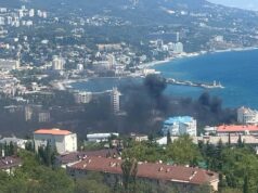 Стрілянина та пожежа в Ялті: морські дрони атакують порт Морські дрони атакували порт Ялти, почалася пожежа (відео)
