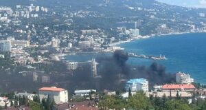 Стрілянина та пожежа в Ялті: морські дрони атакують порт Морські дрони атакували порт Ялти, почалася пожежа (відео)