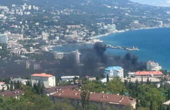 Стрілянина та пожежа в Ялті: морські дрони атакують порт Морські дрони атакували порт Ялти, почалася пожежа (відео)