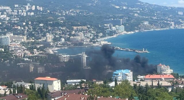 Стрілянина та пожежа в Ялті: морські дрони атакують порт Морські дрони атакували порт Ялти, почалася пожежа (відео)