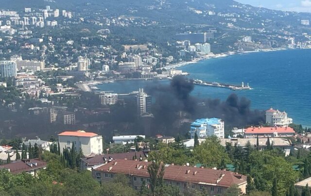 Стрілянина та пожежа в Ялті: морські дрони атакують порт Морські дрони атакували порт Ялти, почалася пожежа (відео)
