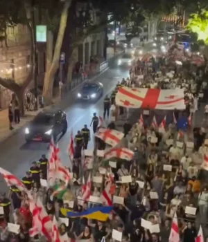 "Пам'ятаємо-героїв,-пам'ятаємо-ворога"-–-у-Тбілісі-вийшли-на-пам'ятну-акцію-у-річницю-серпневої-війни