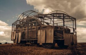 Українські військові впроваджують нові інженерні рішення для захисту техніки від дронів У Нацгвардії показали нестандартні рішення у відповідь на загрозу FPV-дронів