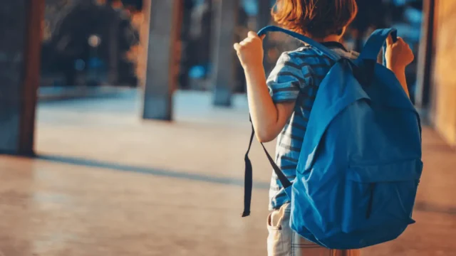 В Україні стартували виплати за програмою Пакунок школяра Українські-родини-почали-отримувати-кошти-за-програмою-Пакунок-школяра