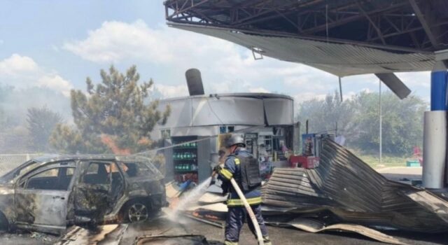 Атаки на автозаправні станції в Україні: загиблі та знищені об’єкти Заправок-немає,-а-бензин-є-Що-вигадали-в-місті,-де-«не-лишилося-жодної-АЗС»-через.