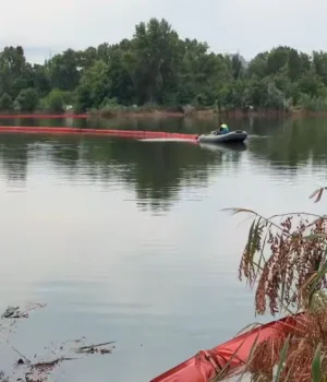 У-Києві-озеро-Кирилівське-знову-забруднено-після-ворожего-удару У-Києві-озеро-Кирилівське-знову-забруднено-після-ворожего-удару