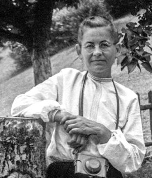 Наївне-мистецтво-Параски-Плитки-Горицвіт.-Знана-і-незнана-гуцулка-з-Криворівні