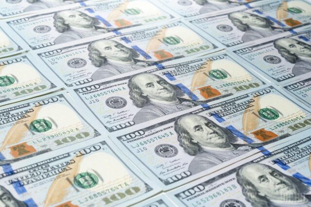 Скільки коштуватимуть 100 доларів: прогноз банкіра до 16 серпня Скільки-коштуватимуть-100-доларів:-прогноз-банкіра-до-16-серпня