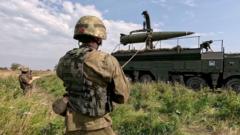 Зростання загрози балістичних ракет з Росії: Україна шукає способи протидії Україна-не-має-ракет,-щоб-збивати-російську-балістику-Але-чи-може-вона-знищувати-її-пускові.