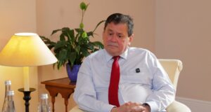 Британський посол: Україна повинна проявити стратегічне терпіння у війні з Росією Що допоможе Україні посадити РФ за стіл переговорів: пояснення посла Британії