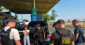 Прикордонники затримали дівчину з психотропами на кордоні з Молдовою 19-річна-дівчина-намагалася-вивезти-до-Молдови-3-кг-психотропів-у-консервних-банках