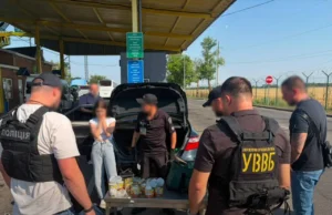 Прикордонники затримали дівчину з психотропами на кордоні з Молдовою 19-річна-дівчина-намагалася-вивезти-до-Молдови-3-кг-психотропів-у-консервних-банках