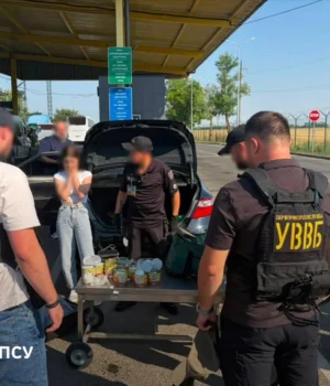 19-річна-дівчина-намагалася-вивезти-до-Молдови-3-кг-психотропів-у-консервних-банках 19-річна-дівчина-намагалася-вивезти-до-Молдови-3-кг-психотропів-у-консервних-банках