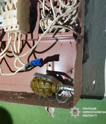 У Миколаєві в електрощитовій багатоповерхівки виявили бойову гранату У Миколаєві в електрощитовій багатоповерхівки виявили бойову гранату