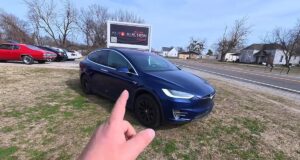 Американець купив електрокар Tesla “наосліп” за 9500 доларів: на нього чекав великий сюрприз Американець-купив-електрокар-tesla-“наосліп”-за-9500-доларів:-на-нього-чекав-великий-сюрприз