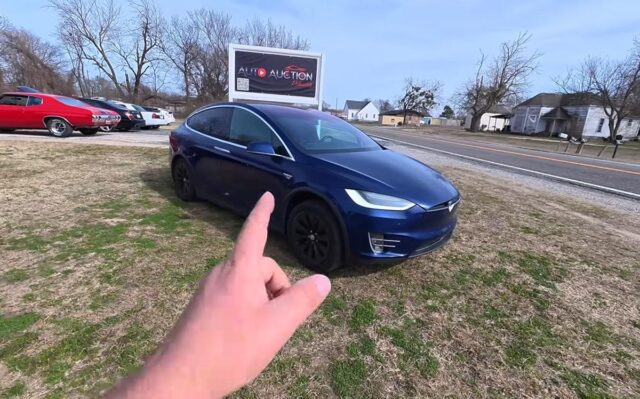 Американець купив електрокар Tesla “наосліп” за 9500 доларів: на нього чекав великий сюрприз Американець-купив-електрокар-tesla-“наосліп”-за-9500-доларів:-на-нього-чекав-великий-сюрприз