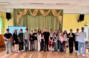 Вшанування учнів Нововолинської громади за досягнення в освіті Зустріч-із-найуспішнішими-учнями-та-огляд-ліцею-№8:-Нововолинську-громаду-відвідав-народний-депутат-Андрій-Герус