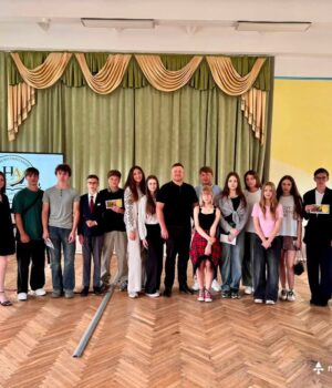 Зустріч-із-найуспішнішими-учнями-та-огляд-ліцею-№8:-Нововолинську-громаду-відвідав-народний-депутат-Андрій-Герус Зустріч-із-найуспішнішими-учнями-та-огляд-ліцею-№8:-Нововолинську-громаду-відвідав-народний-депутат-Андрій-Герус