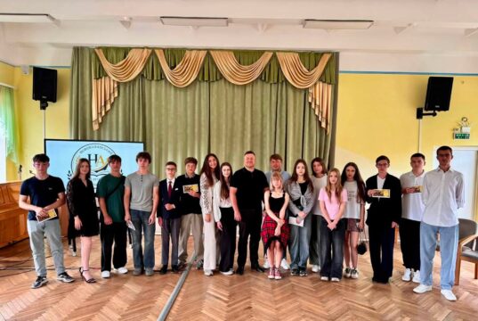 Вшанування учнів Нововолинської громади за досягнення в освіті Зустріч-із-найуспішнішими-учнями-та-огляд-ліцею-№8:-Нововолинську-громаду-відвідав-народний-депутат-Андрій-Герус