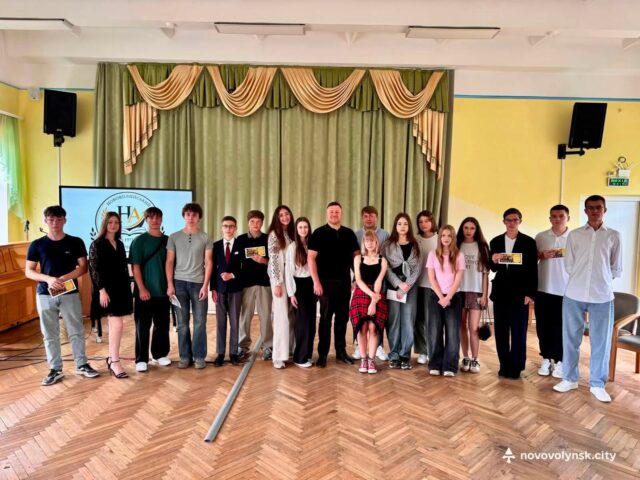Вшанування учнів Нововолинської громади за досягнення в освіті Зустріч-із-найуспішнішими-учнями-та-огляд-ліцею-№8:-Нововолинську-громаду-відвідав-народний-депутат-Андрій-Герус