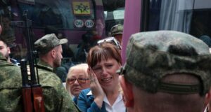 У Росії затримують чоловіків для примусової військової служби У РФ почали тестувати бусифікацію: чоловіків забирають просто з вулиць