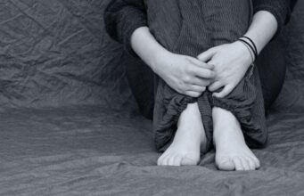 Її били на очах інших дітей: на Черкащині померла 11-річна дівчинка — поліція шукає зв’язок із булінгом Її били-на очах-інших-дітей:-на Черкащині-померла-11-річна-дівчинка —-поліція-шукає-зв’язок-із булінгом