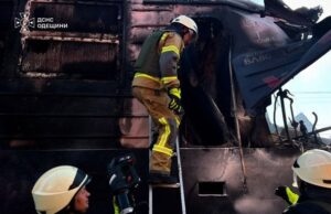 На Одещині дрон влучив у поїзд із понад 300 пасажирами, де їхало багато дітей: є загиблі (моторошні кадри) На Одещині-дрон-влучив-у поїзд-із понад-300 пасажирами,-де їхало-багато-дітей:-є загиблі-(моторошні-кадри)