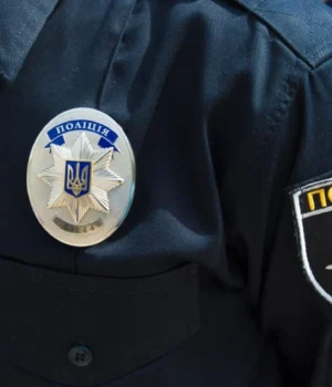 Під-Києвом-чоловік-сів-за-кермо-позашляховика-в-автосалоні-та-погрожував-вибухівкою