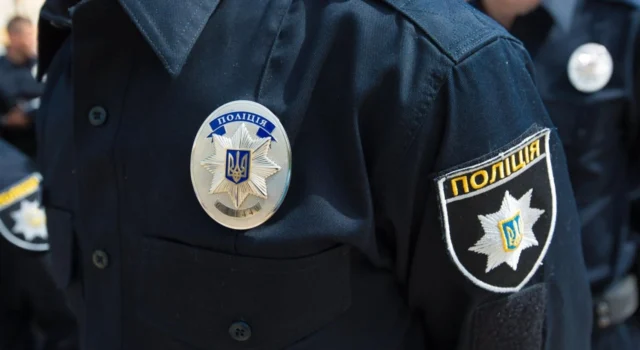 Чоловік погрожував вибухівкою в автосалоні під Києвом Під-Києвом-чоловік-сів-за-кермо-позашляховика-в-автосалоні-та-погрожував-вибухівкою