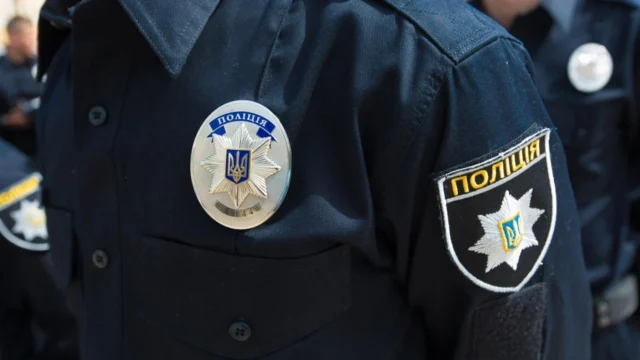 Чоловік погрожував вибухівкою в автосалоні під Києвом Під-Києвом-чоловік-сів-за-кермо-позашляховика-в-автосалоні-та-погрожував-вибухівкою