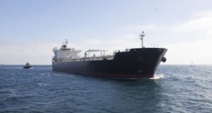 Російські танкери отримують нові захисні конструкції від українських дронів “Божевільний Макс” на морі: як Росія намагається врятувати нафтовий флот від українських дронів