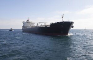 Російські танкери отримують нові захисні конструкції від українських дронів “Божевільний Макс” на морі: як Росія намагається врятувати нафтовий флот від українських дронів