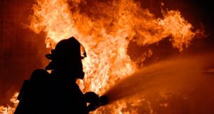 У Хорватії вітер здув лісову пожежу на курортне місто: десятки людей постраждали У-Хорватії-вітер-здув-лісову-пожежу-на-курортне-місто:-десятки-людей-постраждали