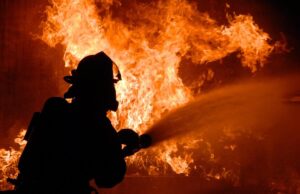 У Хорватії вітер здув лісову пожежу на курортне місто: десятки людей постраждали У-Хорватії-вітер-здув-лісову-пожежу-на-курортне-місто:-десятки-людей-постраждали