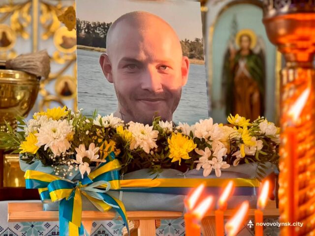 Прощання з Героєм Дмитром Роотом у Нововолинську Нововолинська-громада-попрощалася-із-Захисником-України-Дмитром-Роотом