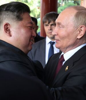 kim_chen_in_2025_gettyimages_2232865008_ed82035c0060e10e88e53804d432abb0_1300x820.jpg В Північній Кореї розкрили деталі послання Путіна до Кім Чен Ина