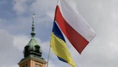 Протести в Польщі проти нападів на українців та корупційний скандал у владі Проєкт-депортації-українських-чоловіків,-корупція-на-держдопомозі,-нові-ексгумації.-Головне-в-Польщі-за-тиждень