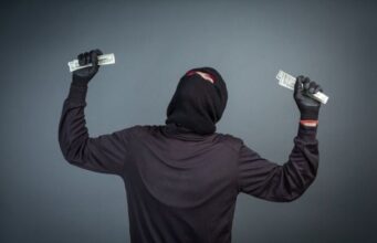 У Франківську місцевий “Робін Гуд” обкрадав багатих: усе закінчилось несподівано У-Франківську-місцевий-“Робін-Гуд”-обкрадав-багатих:-усе-закінчилось-несподівано