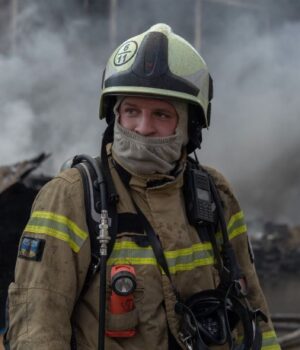 У Києві після балістичного удару спалахнула пожежа, є постраждала: всі наслідки атаки
