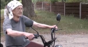 Була першою в селі: 74-річна волинянка понад 50 років їздить на мотоциклі Була-першою-в-селі:-74-річна-волинянка-понад-50-років-їздить-на-мотоциклі