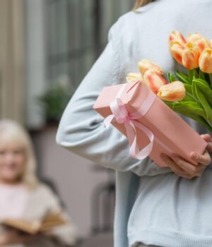 Жінка-роками-допомагала-родині,-але-в-день-народження-зрозуміла,-ким-її-насправді-вважають
