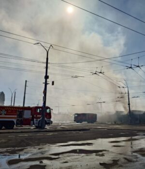 Через-атаку-РФ-у-Києві-згорів-книжковий-ринок-«Петрівка» Через-атаку-РФ-у-Києві-згорів-книжковий-ринок-«Петрівка»